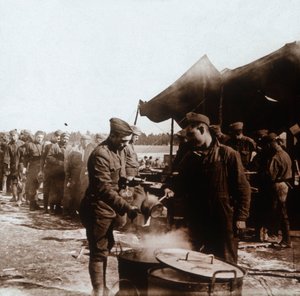 अमेरिकन कैंप, मीलेट, फ्रांस में फील्ड किचन, c1914-c1918। द्वारा अज्ञात