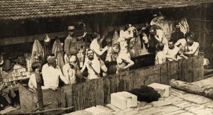 फ्रांसीसी सैनिक स्नानागार में धो रहे हैं द्वारा अज्ञात