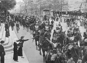 फ्रांसीसी क्युएरसिएर्स पेरिस की सड़कों के माध्यम से सामने की ओर 1914 में अपने रास्ते से जा रहे थे द्वारा अज्ञात