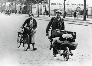 जर्मन, पेरिस, जुलाई 1940 को फ्रांस के पतन के बाद घर लौट रहे फ्रांसीसी शरणार्थी द्वारा अज्ञात