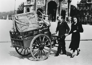 जर्मन, पेरिस, जुलाई 1940 को फ्रांस के पतन के बाद घर लौट रहे फ्रांसीसी शरणार्थी द्वारा अज्ञात