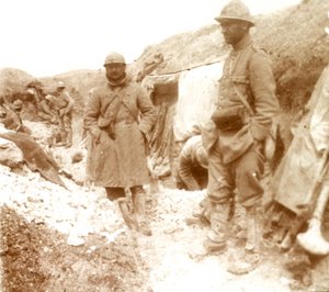 एक पकड़े हुए जर्मन खाई में फ्रांसीसी सैनिक, c1914-c1918 द्वारा अज्ञात