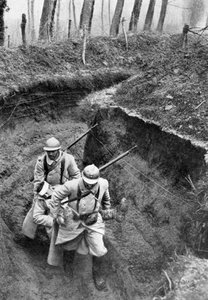 सामने से एक घायल साथी ले जा रहे फ्रांसीसी सैनिक, प्रथम विश्व युद्ध, 1917, c1920 द्वारा अज्ञात