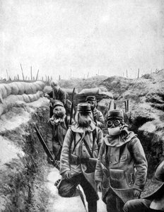 तात्कालिक गैस मास्क, 1915 में फ्रांसीसी सैनिक द्वारा अज्ञात