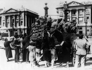 फ्रांसीसी सड़क विक्रेता, जर्मन सैनिकों के एक ट्रक को पेरिस, 27 जुलाई 1940 को स्मृति चिन्ह प्रदान करते हैं द्वारा अज्ञात