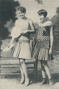 फ्रॉक ऑफ स्ट्रिप्स ऑफ वुड, c1935 द्वारा अज्ञात
