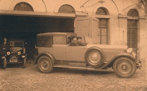 1927 में बेल्जियम के ब्रुसेल्स में क्यूबा दूतावास में गैराज। द्वारा अज्ञात