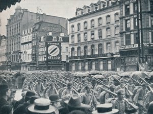 1914 की बारिश में ब्रसेल्स में प्रवेश करते जर्मन इन्फैंट्री द्वारा अज्ञात
