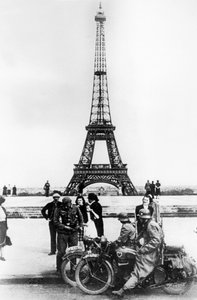 1940 में पेरिस के एफिल टॉवर के सामने जर्मन सैनिक द्वारा अज्ञात