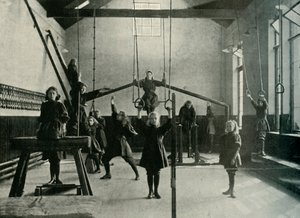 डेफ एंड डंब, फ्रायर गेट, डर्बी, 1902 के लिए रॉयल इंस्टीट्यूशन में लड़की जिमनास्ट। द्वारा अज्ञात