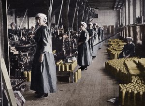एक लड़ाई के सामान कारखाने में लड़की श्रमिकों, 1915 द्वारा अज्ञात