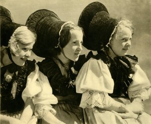 पारंपरिक पोशाक में लड़कियां, वोरलबर्ग, ऑस्ट्रिया, c1935। द्वारा अज्ञात