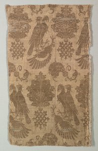 फाल्कन और हेराल्ड्री के साथ गोल्ड-पैटर्न वाला सिल्क, 1360-1400। द्वारा अज्ञात