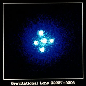 गुरुत्वाकर्षण लेंस G2237 + 0305 द्वारा अज्ञात