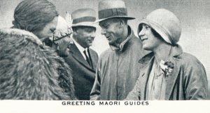 1927 1937 को माओरी गाइड्स का अभिवादन द्वारा अज्ञात
