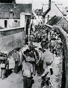 फ्रांसीसी प्रतिरोध सेनानियों के समूह एक घर में हथियारों के वितरण की प्रतीक्षा करते हैं, जुलाई 1944 (बी/डब्ल्यू फोटो) द्वारा अज्ञात
