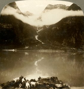Grytereids ग्लेशियर बहते हुए बादलों से ऊपर, ग्लेशियर झील Olden, नॉर्वे के पार, c1905। द्वारा अज्ञात