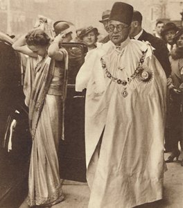 एचएच द प्रिंस आगा खान और बेगम आगा खान, 12 मई 1937 द्वारा अज्ञात