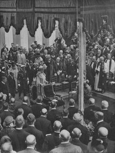 एचएम द किंग ने लॉयड्स नई बिल्डिंग का फाउंडेशन स्टोन 23 मई 1925, 1928 को बिछाया द्वारा अज्ञात
