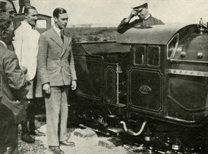 न्यू रोमनी, केंट, 1926, 1937 में महामहिम रेलवे का निरीक्षण करते हुए। द्वारा अज्ञात