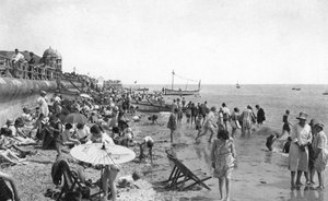हॉलिडेकर्स ऑन बोगनोर रेजिस सीफ्रंट, वेस्ट ससेक्स, c1900s-1920s द्वारा अज्ञात