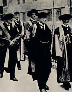 1925, 1945 को ऑक्सफोर्ड में मानद उपाधि। द्वारा अज्ञात