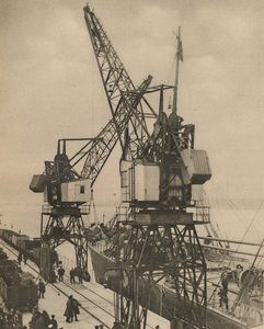 टेसबरी में विशाल मोबाइल क्रेन वेसल्स होल्ड से कार्गो को घुमाता है, c1935। द्वारा अज्ञात