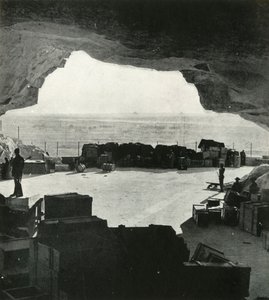 विशाल बमप्रूफ स्टोर और मरम्मत की दुकानें गुफाओं से बनाई गईं, c1942-1943, 1945। द्वारा अज्ञात