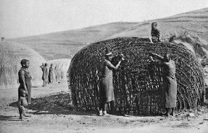 1912 में ज़ूलुलैंड में झोपड़ी का निर्माण द्वारा अज्ञात