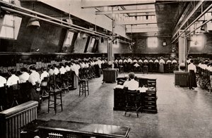एक बड़े टेलीफोन एक्सचेंज में, c1916 द्वारा अज्ञात