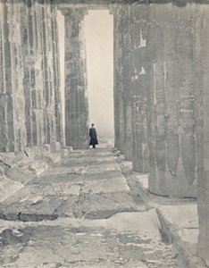 1913 में पार्थेनन के पोर्टिको में द्वारा अज्ञात