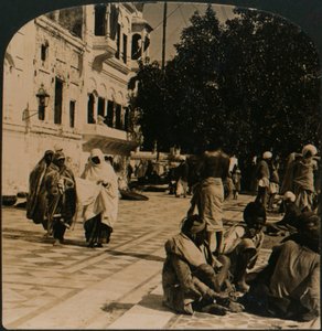 स्वर्ण मंदिर के प्रांगण में। अमृतसर, भारत, 1907 द्वारा अज्ञात