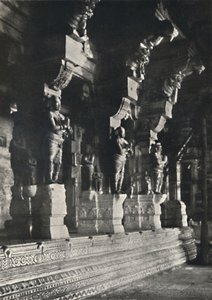एक हिंदू मंदिर का इंटीरियर, सीलोन, 1926 द्वारा अज्ञात