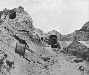 1915 में सेड एल बह्र के जर्जर किले के अंदर द्वारा अज्ञात