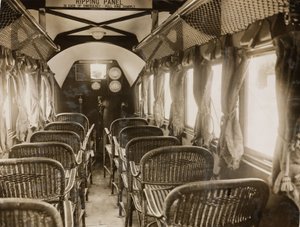 नेपियर इंजनों से सज्जित एक यात्री हवाई जहाज का आंतरिक भाग, c 1920s द्वारा अज्ञात