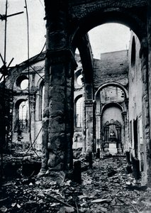 सेंट मैरी ले बो के चर्च का इंटीरियर, 1941 में एक हवाई हमले में चेपसाइड जल गया द्वारा अज्ञात