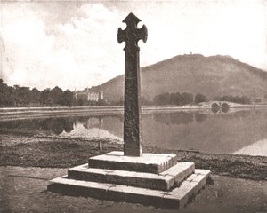 इन्वरेराय कैसल और सेल्टिक क्रॉस, अरगिल, स्कॉटलैंड, 1894। द्वारा अज्ञात