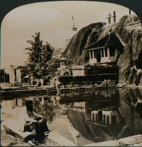1907 में सीलोन के केंद्र में एक प्राचीन और सुरम्य रॉक मंदिर है द्वारा अज्ञात