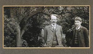 जे जे थॉमसन अपने बेटे, जॉर्ज के साथ, c 1909 द्वारा अज्ञात