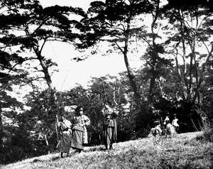 कोरिया के बच्चों के साथ खेल रहे जापानी बच्चे, 1900 द्वारा अज्ञात