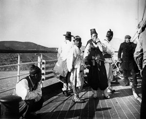 एक जहाज पर जापानी अधिकारी, कोरिया, 1900 द्वारा अज्ञात