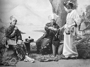 जापानी किसान लड़कियां 1902 में एक आराम से चाय लेती थीं द्वारा अज्ञात
