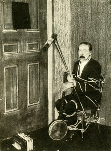 जॉन नेविल मास्कलीने एक आत्मा कैबिनेट भ्रम, c1910 करता है। द्वारा अज्ञात