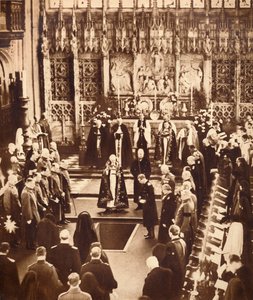 किंग एडवर्ड VIII ने अपने पिता के ताबूत, 1936 में पृथ्वी पर छिड़काव किया। द्वारा अज्ञात