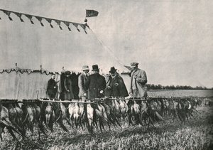 1902, 1910 में शेरबोर्न एस्टेट में बैग का निरीक्षण करते राजा एडवर्ड VII। द्वारा अज्ञात