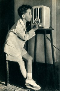 इराक के राजा फैसल ने बीबीसी द्वारा 1942 में अपने जन्मदिन के लिए तैयार एक प्रसारण को सुना। द्वारा अज्ञात