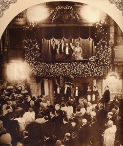 किंग जॉर्ज V और क्वीन मैरी एक रॉयल कमांड वैराइटी परफॉर्मेंस, 1920 या 1930 के दशक 1935 में द्वारा अज्ञात