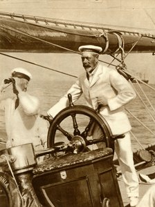 किंग जॉर्ज वी, काउच रेगाटा सप्ताह, 1924, 1935 के दौरान, अपने नौका, ब्रिटानिया के पहिया पर। द्वारा अज्ञात