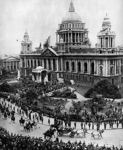 किंग जॉर्ज पंचम ने 1921, 1935 में बेलफास्ट में पहली उल्स्टर संसद खोलने के लिए ड्राइविंग की द्वारा अज्ञात