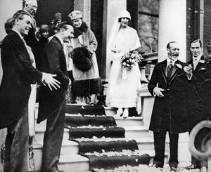 किंग जार्ज पंचम ने अपने हनीमून, 1923 के लिए निकलते हुए राजकुमारी मौद को शुभकामनाएं दीं द्वारा अज्ञात